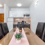 2 Bedroom Amazing In Apartment Pula