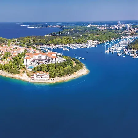 Lovely In With Kitchen 아파트 풀라