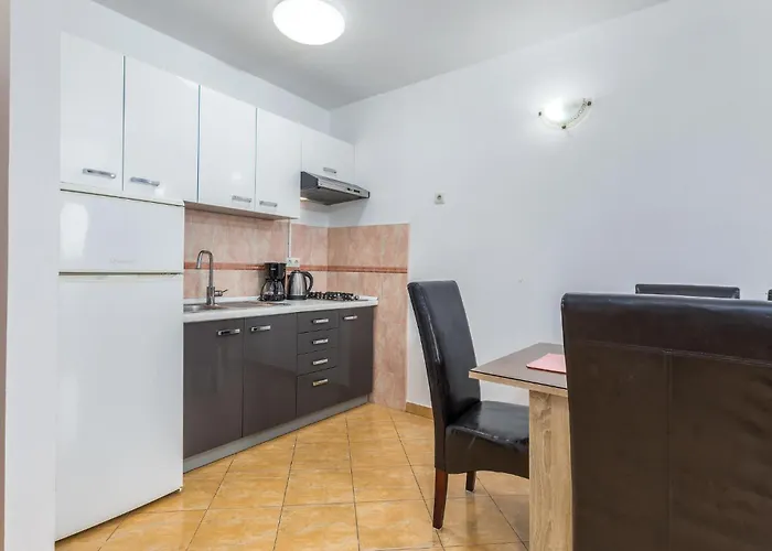 Lovely In With Kitchen بولا