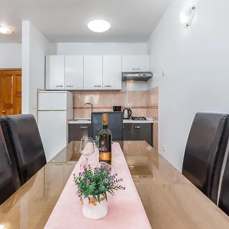 Lovely In With Kitchen Apartmán Pula