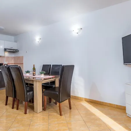 Daire Lovely In With Kitchen