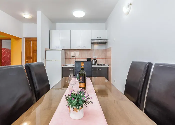 Lovely In With Kitchen Appartement Pula